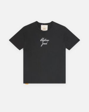 T-shirt nero slavato con piccola scritta corsiva bianca Chateau Josué al centro del petto