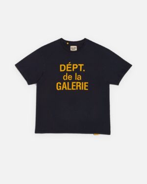T-shirt nera con scritta arancione DÉPT. de la GALERIE su più righe sul davanti, girocollo a costine