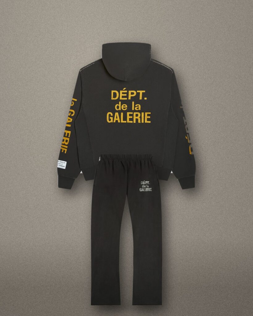 Completo Gallery Dept. Dépt de la Galerie nero con felpa e pantaloni della tuta, stampa gialla, vista dal retro