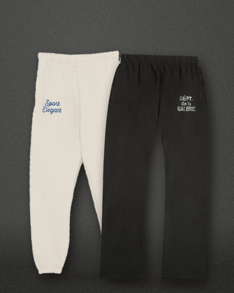 Pantaloni della tuta Gallery Dept. crema e neri su fondale scuro da studio