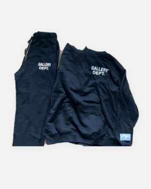 Tuta completa Gallery Dept. nera con felpa girocollo e pantaloni, logo bianco sul petto e sulla coscia