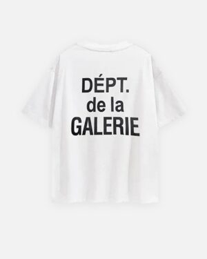 T-shirt bianca vista da dietro con grande scritta nera DÉPT. de la GALERIE sulle spalle, taglio squadrato