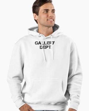 Felpa Logo bianca Gallery Dept. indossata, con stampa scura su due righe sul petto sinistro