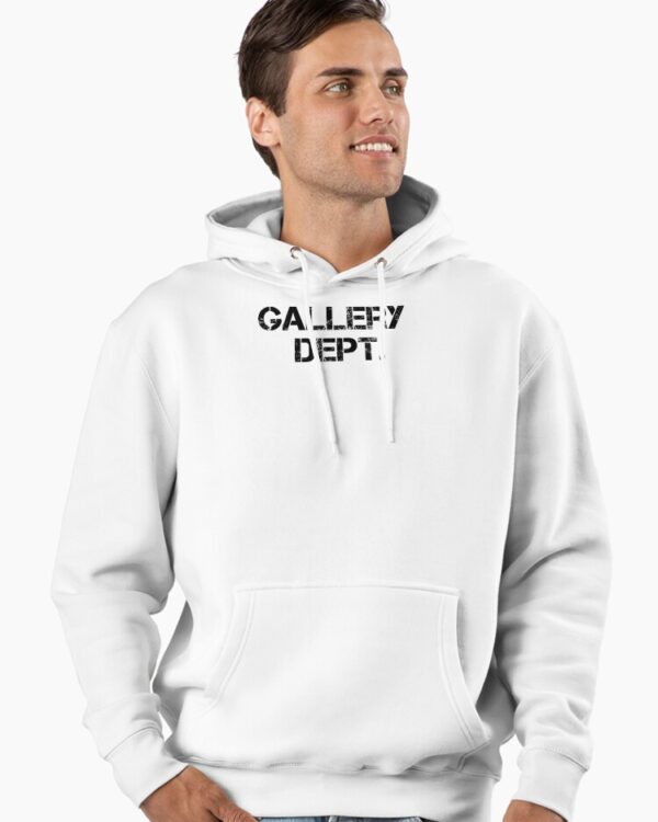Felpa Logo bianca Gallery Dept. indossata, con stampa scura su due righe sul petto sinistro